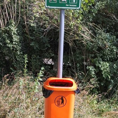 Neuer M&uuml;lleimer auf unserem Spielplatz installiert