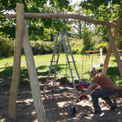 Schaukelanlage auf dem Spielplatz